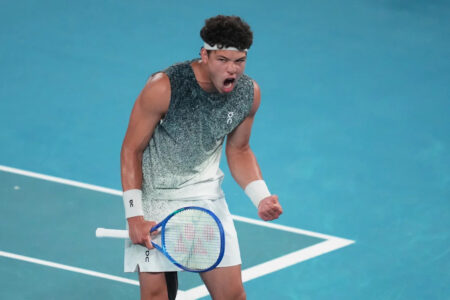 Australian Open 2026: Ben Shelton rallies after slow start, Jannik Sinner, Novak Djokovic and Iga Swiatek advance