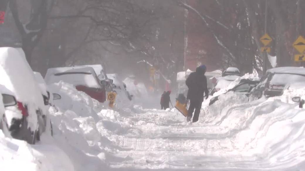 Click to play video: 'How to stop shoveling from straining your heart'