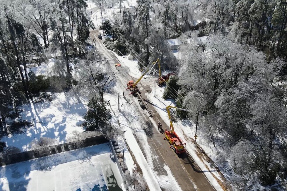 Mississippi sending 135 snowplows to help clear ice and snow from highways
