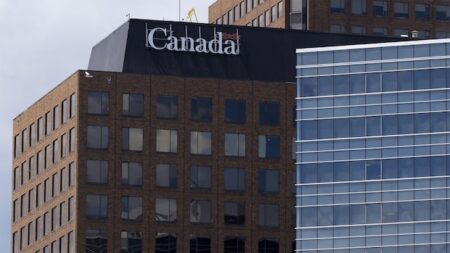 No desks, no strategy: Experts say government’s latest return-to-office order ignores reality