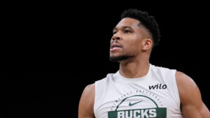 Milwaukee Bucks inform teams they will not trade Giannis Antetokounmpo before deadline
