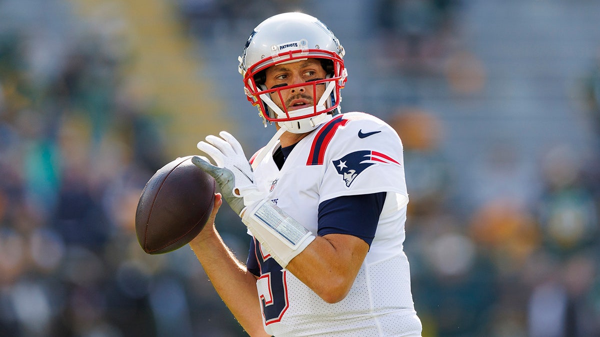 Brian Hoyer throws a pass