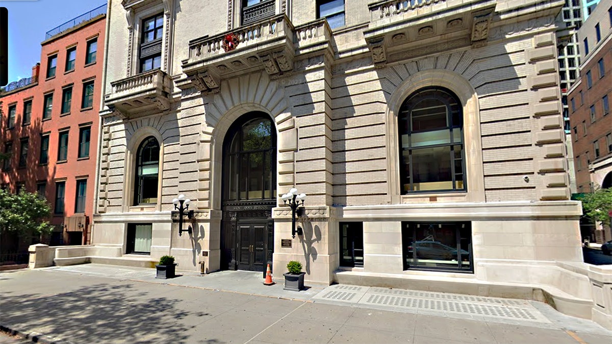 Street view of St. Ann's School in Brooklyn Heights
