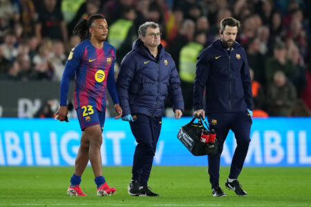 🚨 Key France player forced off with injury!