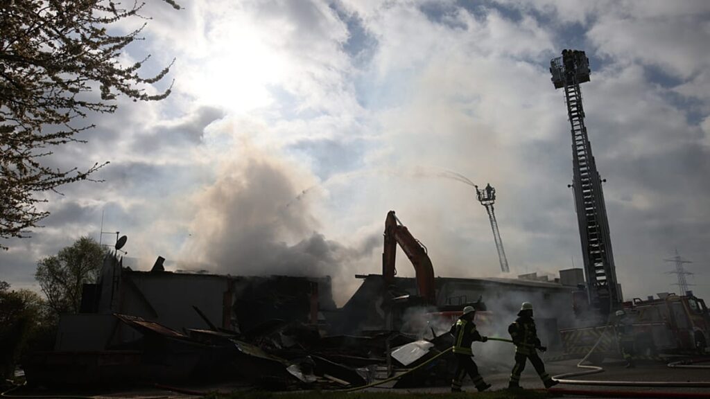 Hundreds evacuated as fire rips through German nightclub