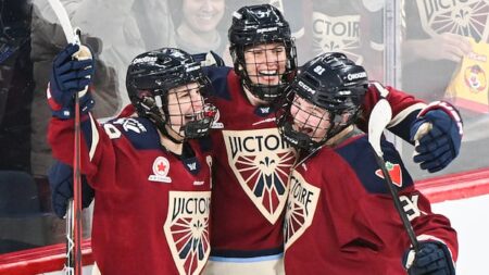 Victoire blank Frost 4-0 to take 1st place in PWHL standings