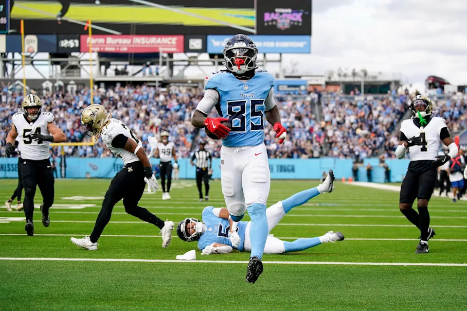 Tennessee Titans tight end Chig Okonkwo (85) runs in a touchdown against the New Orleans Saints during the second quarter at Nissan Stadium in Nashville, Tenn., Sunday, Dec. 28, 2025.