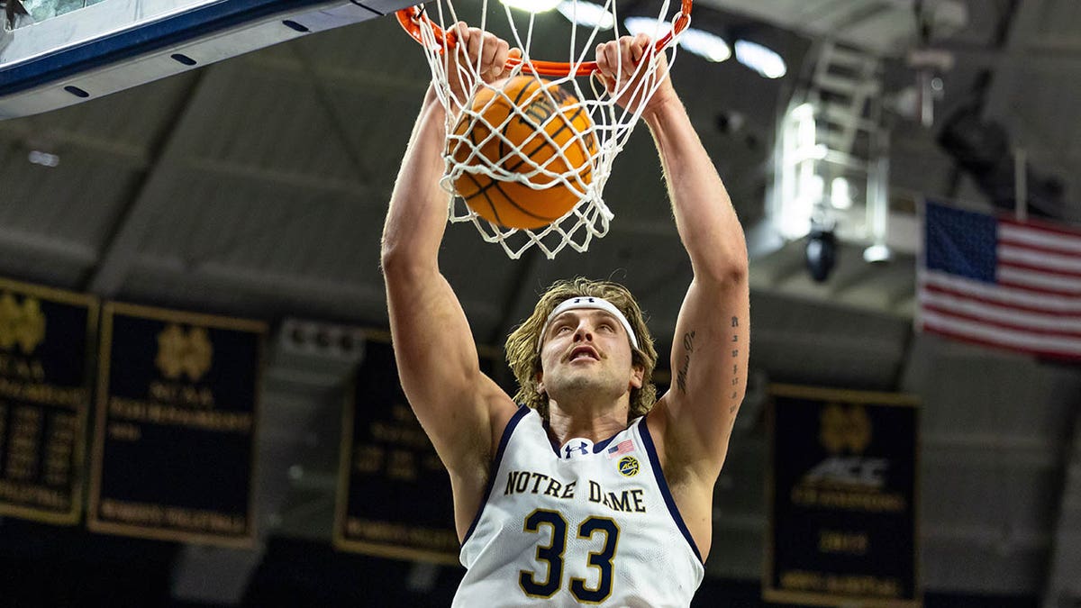 Carson Towt dunks