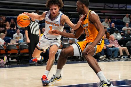 Hofstra ends 25-year March Madness drought with tight win over Monmouth in CAA title game