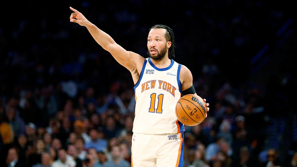 Jalen Brunson directs traffic