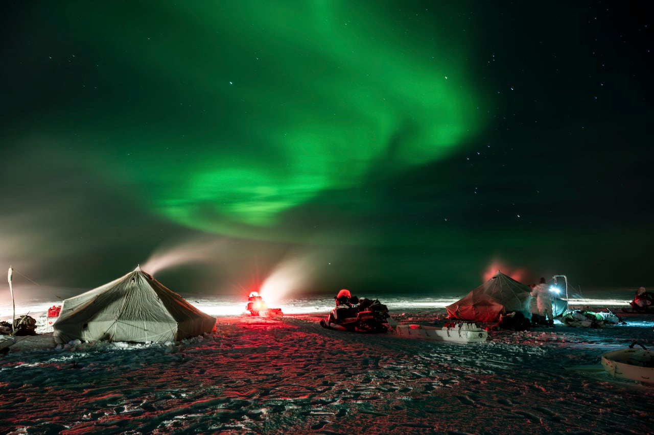 Members of 38 Canadian Brigade Group’s Arctic Response Company Group set up 10-person tents under the Aurora Borealis during Operation NANOOK-NUNALIVUT near Cambridge Bay, Nunavut on 15 February, 2026.