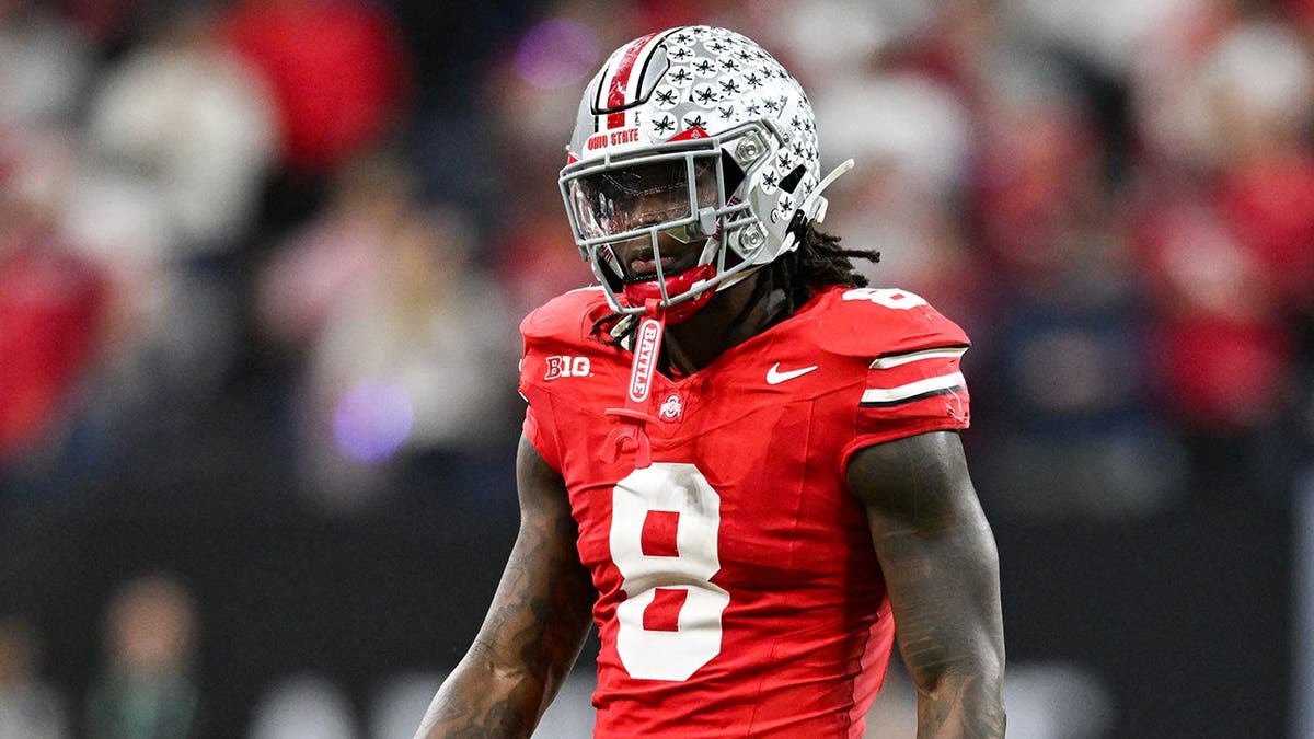Ohio State Buckeyes linebacker Arvell Reese running on football field at Lucas Oil Stadium