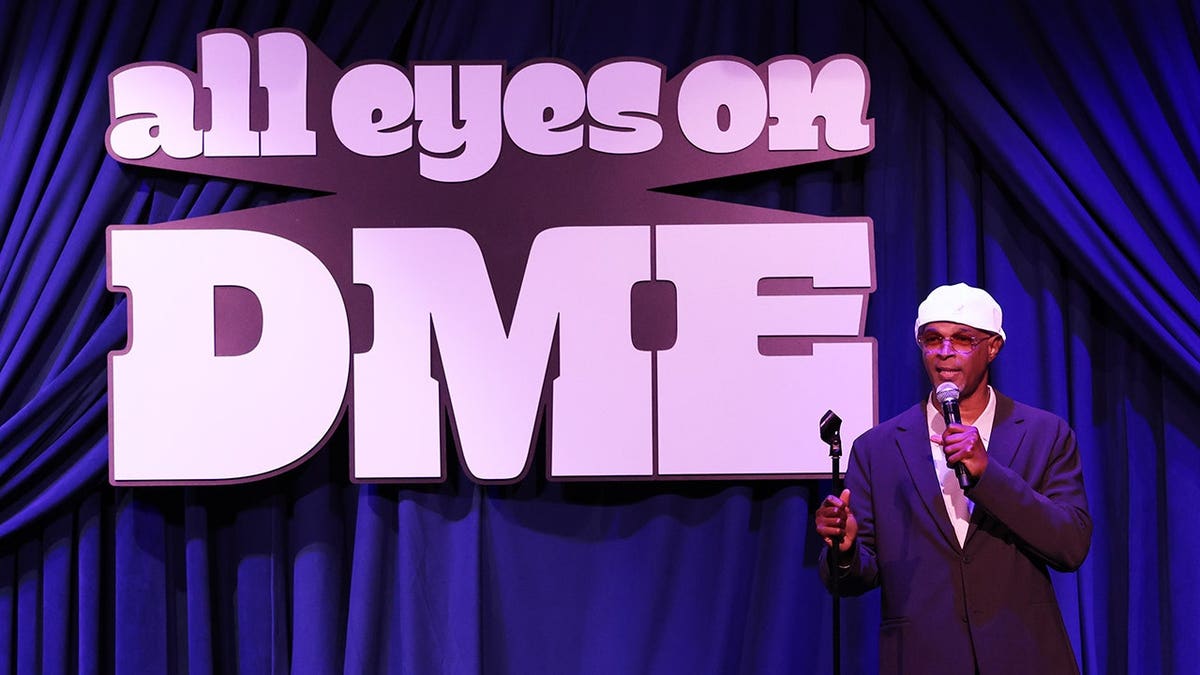 damon wayans on stage in front of 