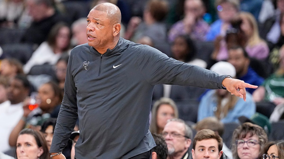 Doc Rivers directs Milwaukee Bucks players