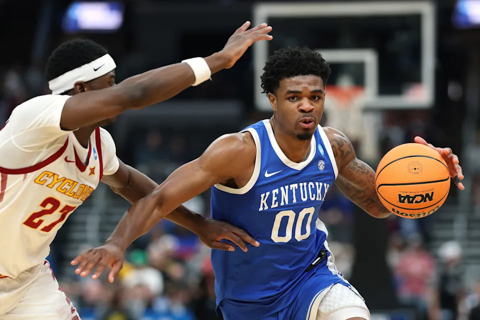 ST LOUIS, MISSOURI - MARCH 22: Otega Oweh #00 of the Kentucky Wildcats drives to the basket against Killyan Toure #27 of the Iowa State Cyclones during the second half in the second round of the 2026 NCAA Men's Basketball Tournament at Enterprise Center on March 22, 2026 in St Louis, Missouri. (Photo by Jamie Squire/Getty Images)