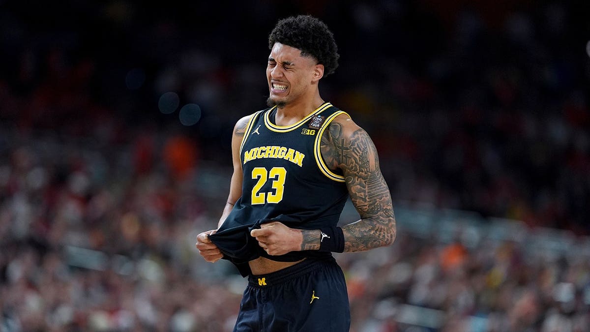 Michigan forward Yaxel Lendeborg reacting to injury on basketball court