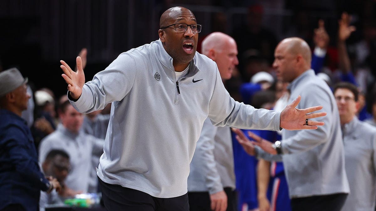 New York Knicks head coach Mike Brown reacting during an NBA game in Atlanta