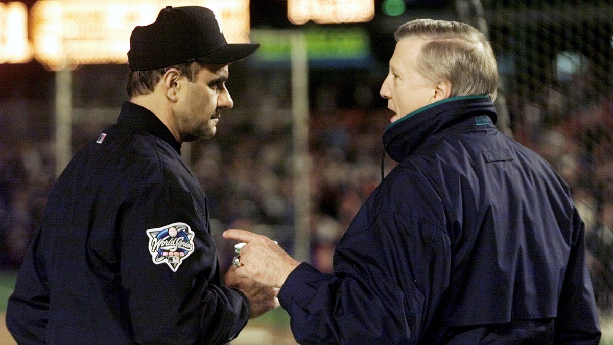 Joe Torre talks to George Steinbrenner