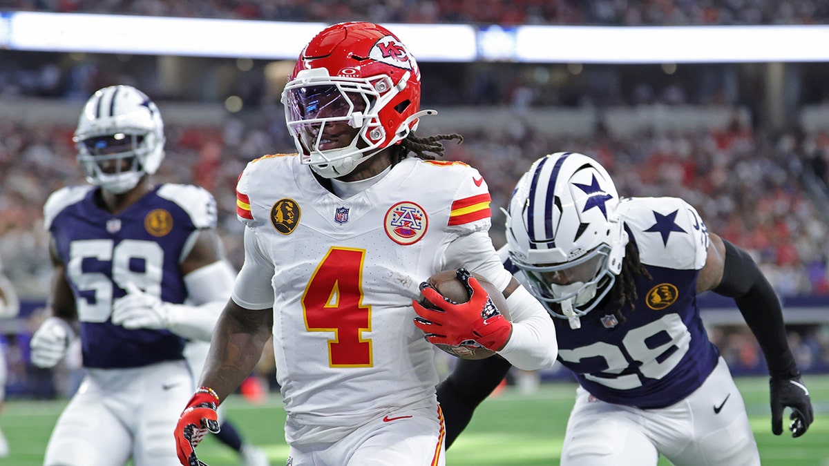 Rashee Rice scoring a receiving touchdown in front of Malik Hooker at AT&T Stadium