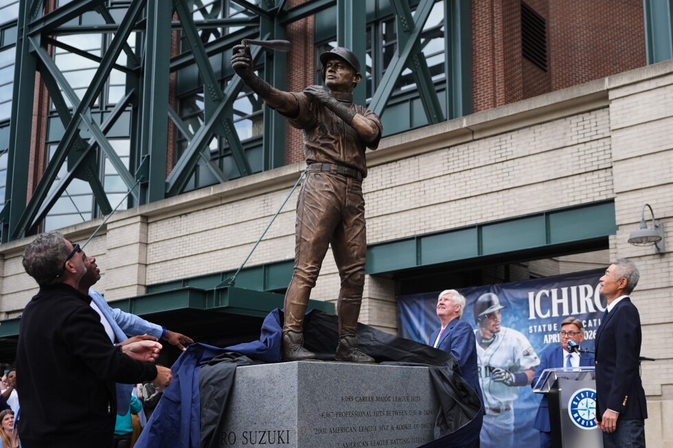 Ichiro Suzuki’s statue unveiling has a mishap as bat snaps during ceremony
