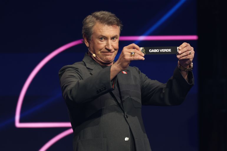 Former NHL player Wayne Gretzky displays Cape Verde during the draw for the 2026 soccer World Cup at the Kennedy Center in Washington, Friday, Dec. 5, 2025. (Dan Mullan/Pool Photo via AP)