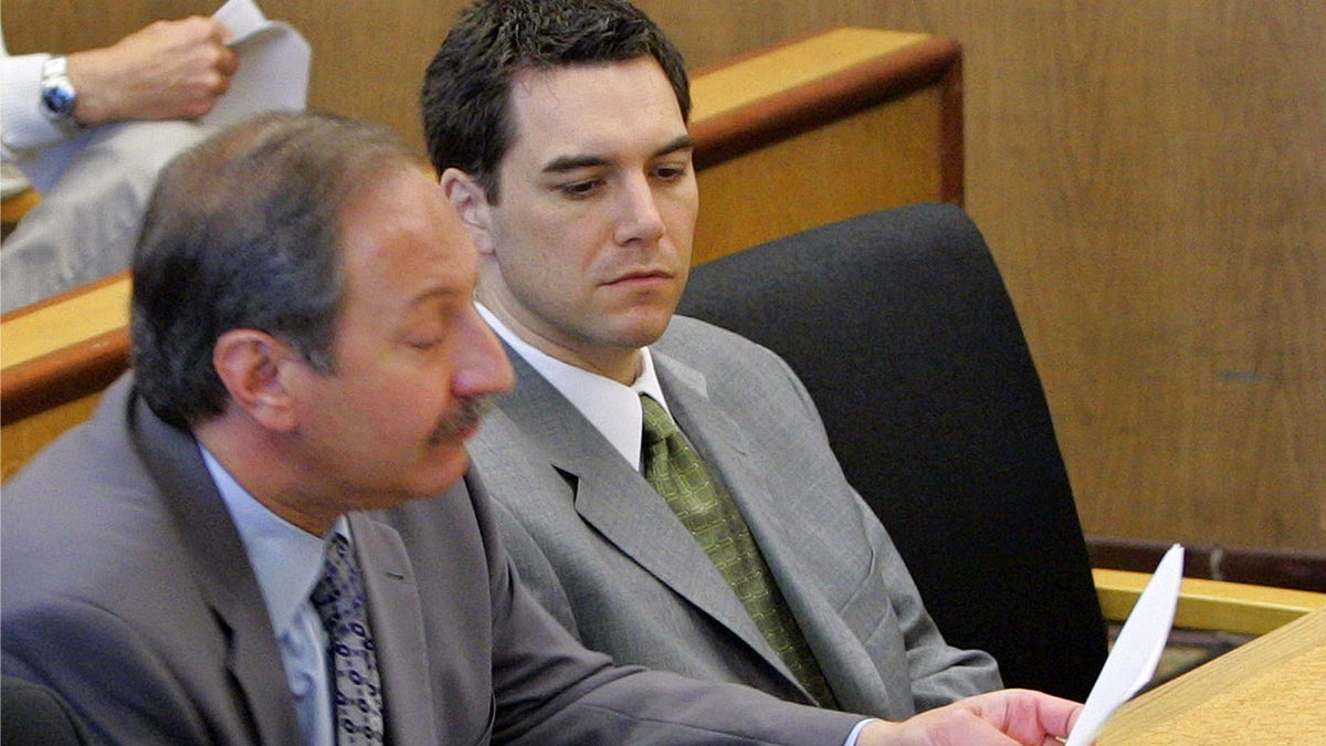 Scott Peterson sitting in courtroom with attorney Mark Geragos
