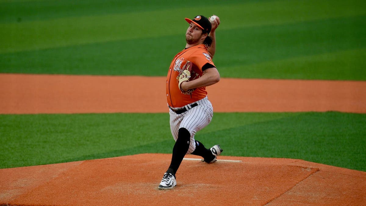 Trevor Bauer pitches