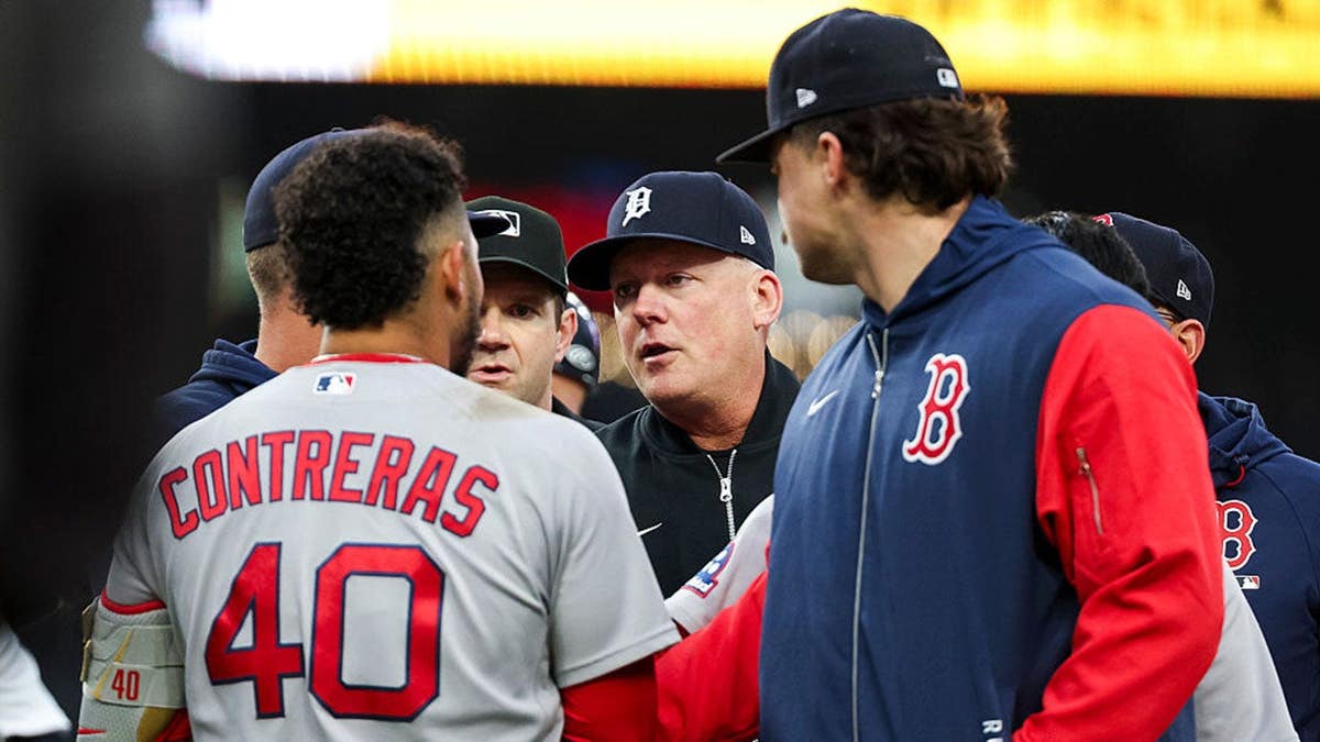 Manager A.J. Hinch arguing with Willson Contreras at Comerica Park in Detroit