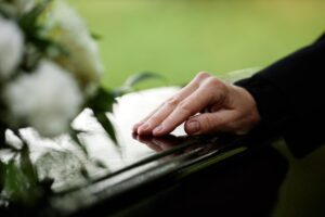 Dear Abby: My friend’s late husband had an affair — and his mistress showed up at the funeral with his child