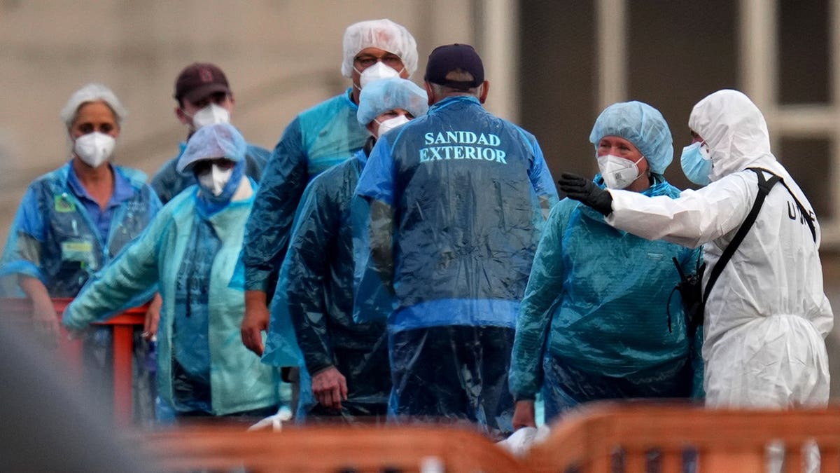Passengers disembarking from the hantavirus-stricken cruise ship MV Hondius at the port of Granadilla in Tenerife