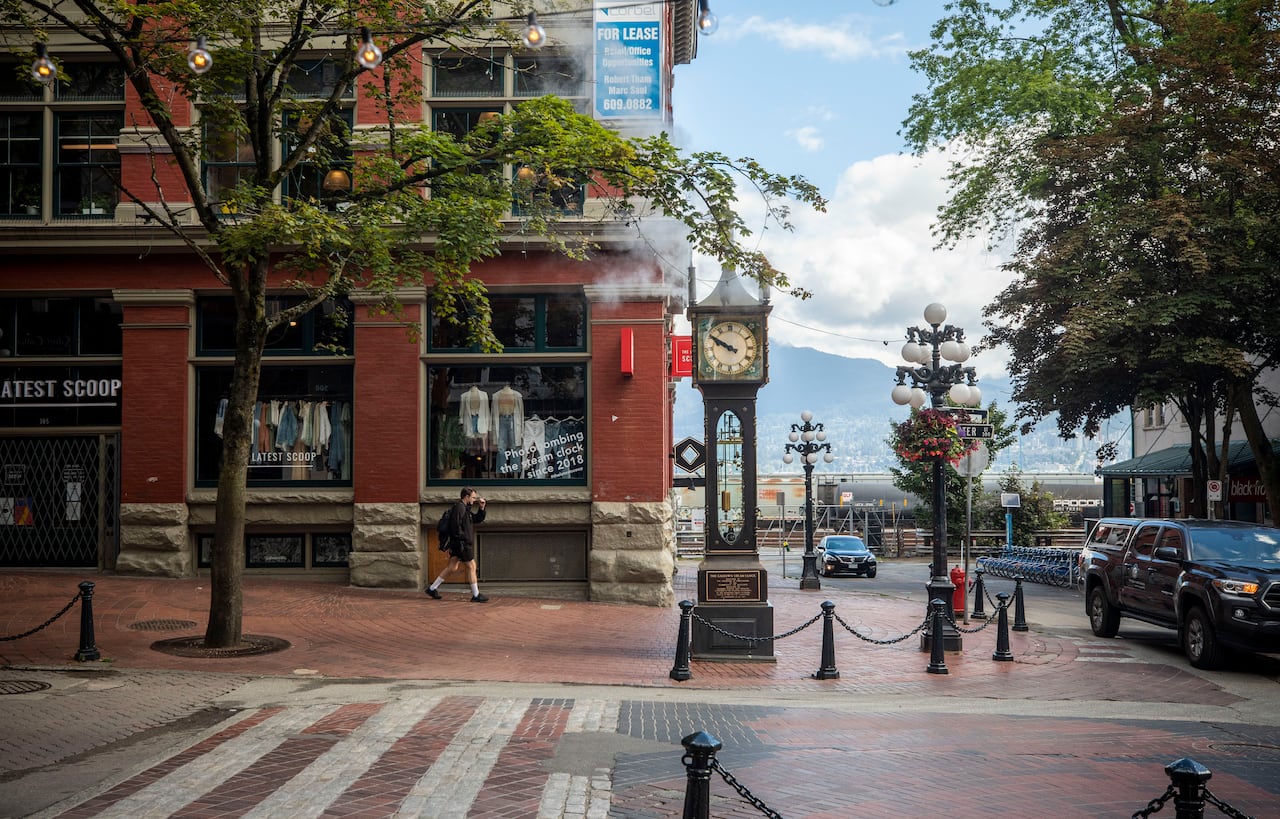 Gastown Steamclock stands on a cobble brick street