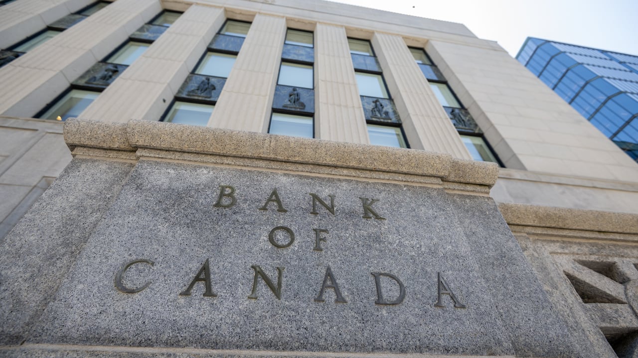 Building exterior with Bank of Canada sign in front