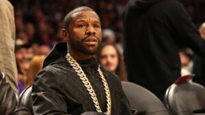 Floyd Mayweather facing felony charges after allegedly bouncing check on $200K luxury watch