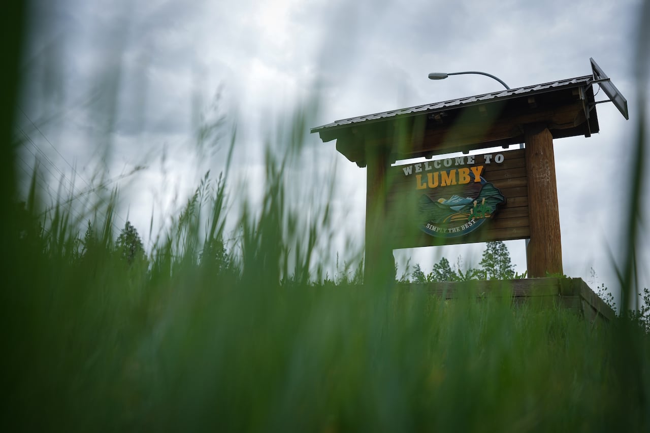 A welcome to Lumby sign.