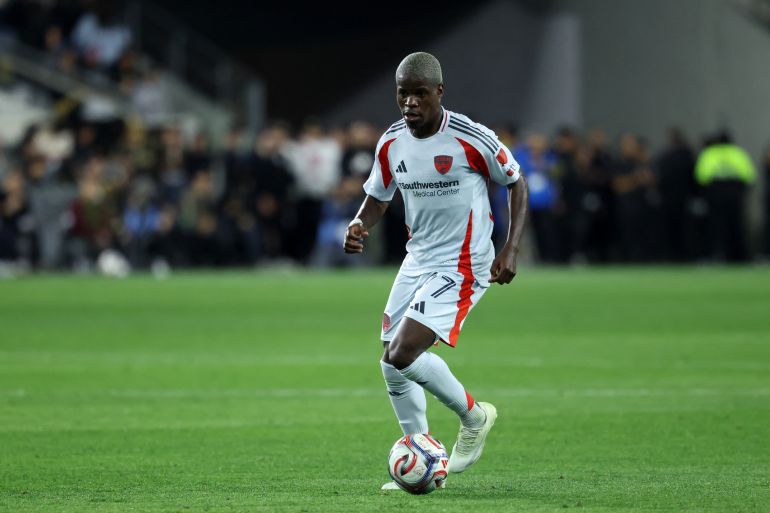 FC Dallas forward Bernard Kamungo (77) dribbles the ball during the second half against LAFC at BMO Stadium