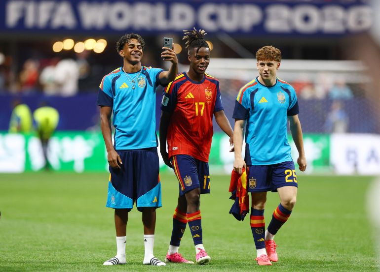 Spain's Lamine Yamal, Nico Williams and Victor Munoz celebrate