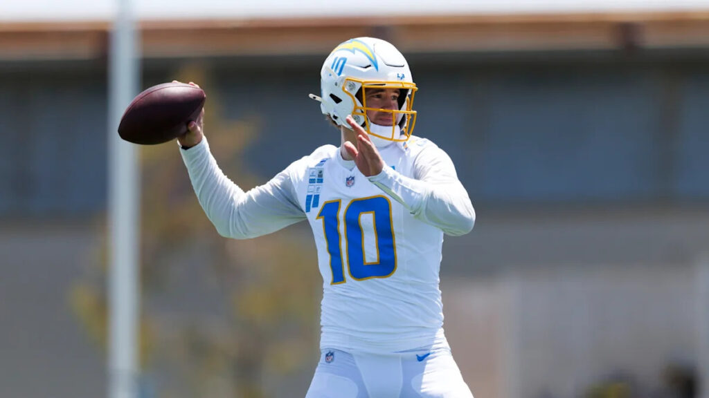 Justin Herbert to throw each day at minicamp, “ramping up” for training camp