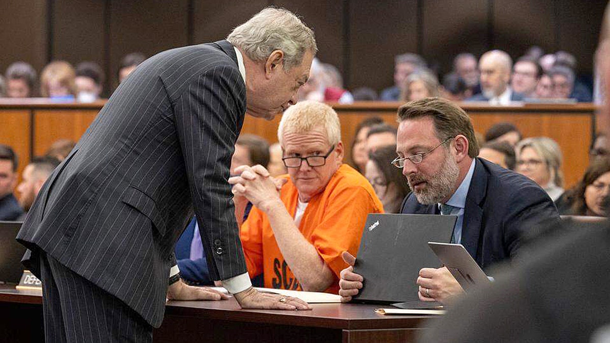Alex Murdaugh listening to attorneys Dick Harpootlian and Phil Barber during a judicial hearing