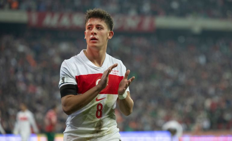 epa12528242 Arda Guler (L) of Turkey gestures during the FIFA World Cup 26 UEFA qualifier between Turkey and Bulgaria in Bursa, Turkey, 15 November 2025. EPA/TOLGA BOZOGLU
