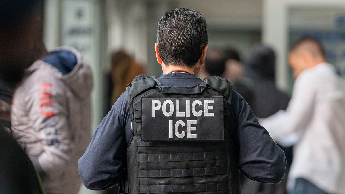 ICE agent monitoring hundreds of asylum seekers inside the Jacob K. Javits Federal Building in New York City