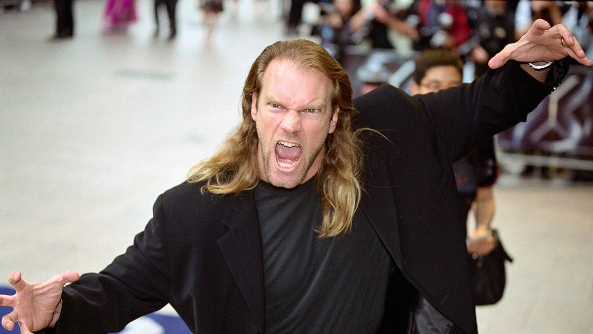 Tyler Mane standing at the X-Men film premiere in London's Leicester Square