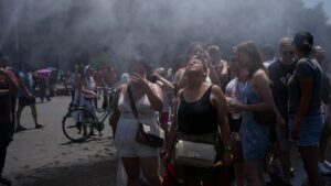 Video. Heatwave: Berlin police use water cannon to cool Bruno Mars fans