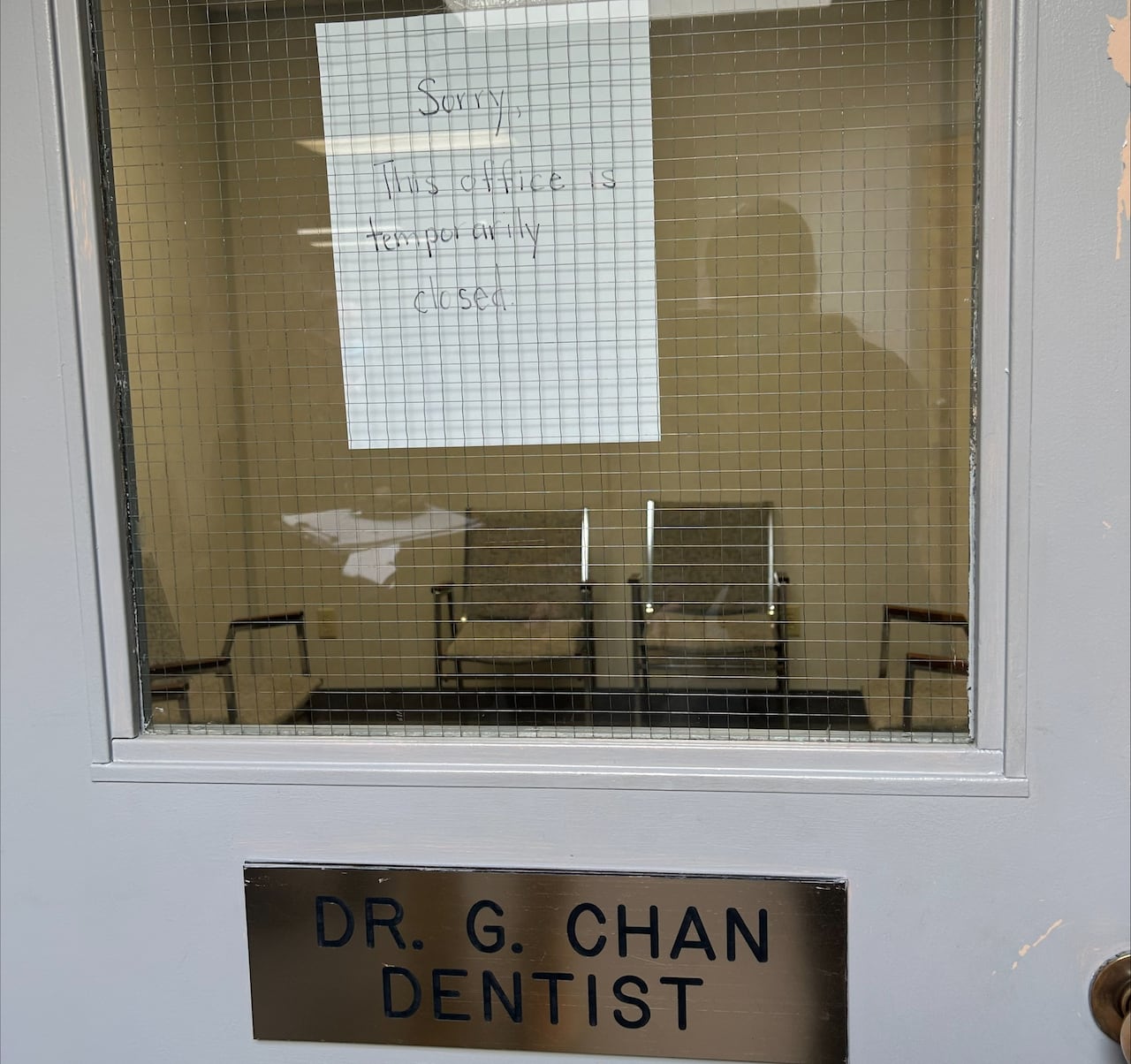 Sign notifying closure to patients posted at office entrance. CBC News obtained this photo from GEPH through an FOI.