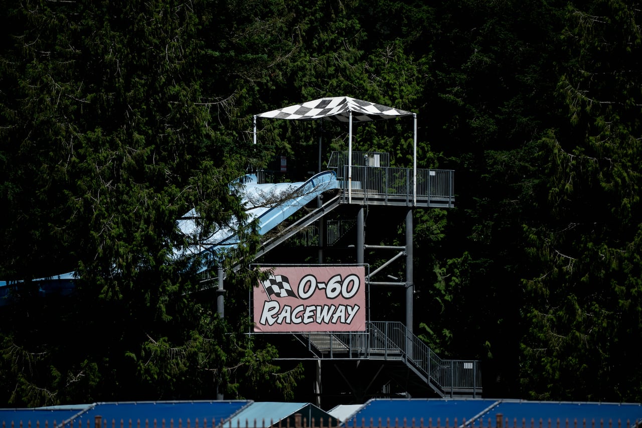 The top of a waterslide that says 0-6 Raceway.