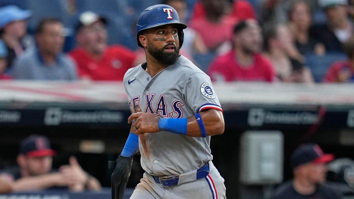 Ezequiel Duran runs home