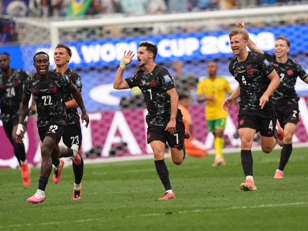 Canada score late to beat South Africa 1-0 and reach World Cup last 16