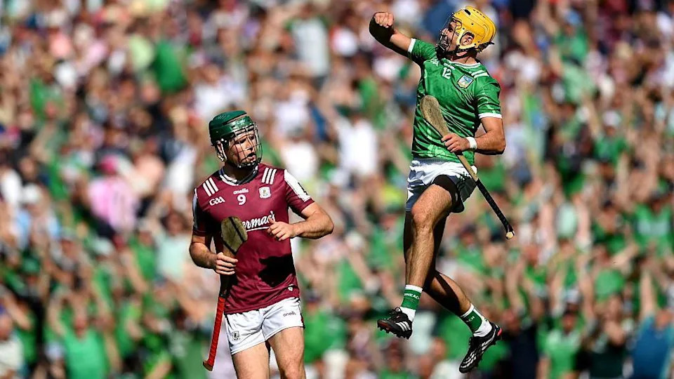 Cathal O'Neill celebrates his goal as Gavin Lee looks on
