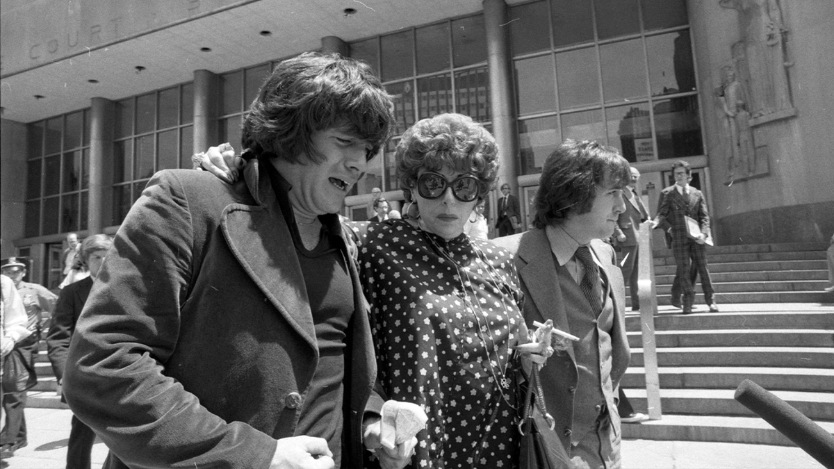a black and white photo from outside court for one of david berkowitz's 1978 hearings
