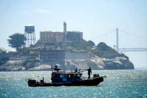 3 people missing: Rescuers search after boat sinks in San Francisco Bay