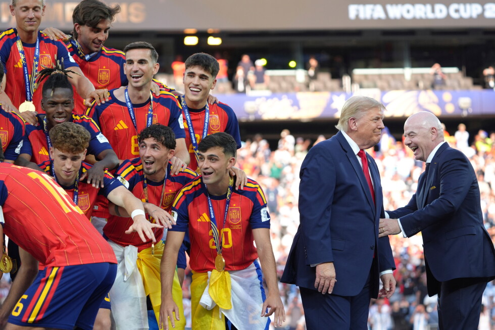 Trump presents the World Cup trophy to Spain